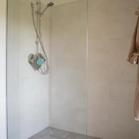 Il Terrazzo Sulla Valle Con Piscina